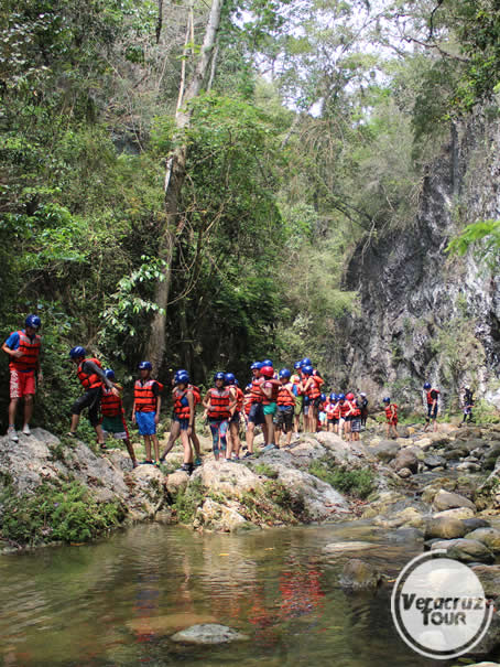 Turistas en el río Pescados Jalcomulco Veracruz