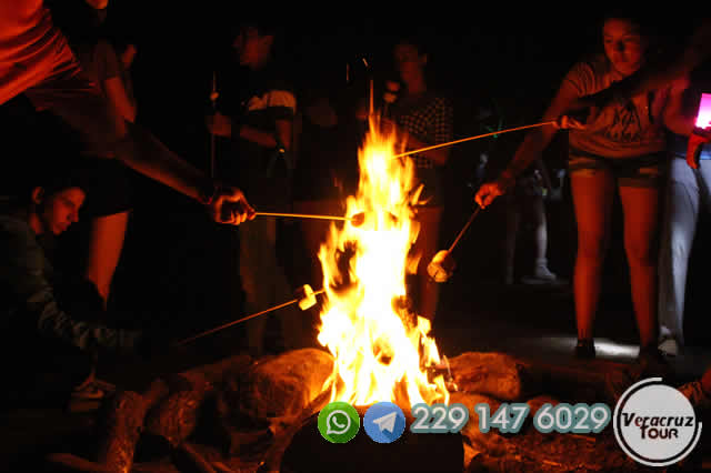 Fogata en el campamento río Pescados ubicado en Jalcomulco, Veracruz