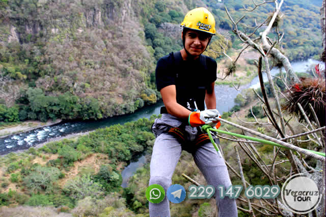 Rappel en pared natural sobre el río Pescados en Jalcomulco, Veracruz